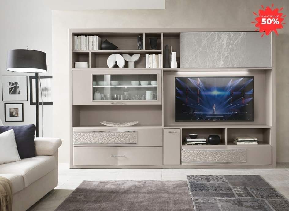 Un soggiorno con divano e tv a schermo piatto.