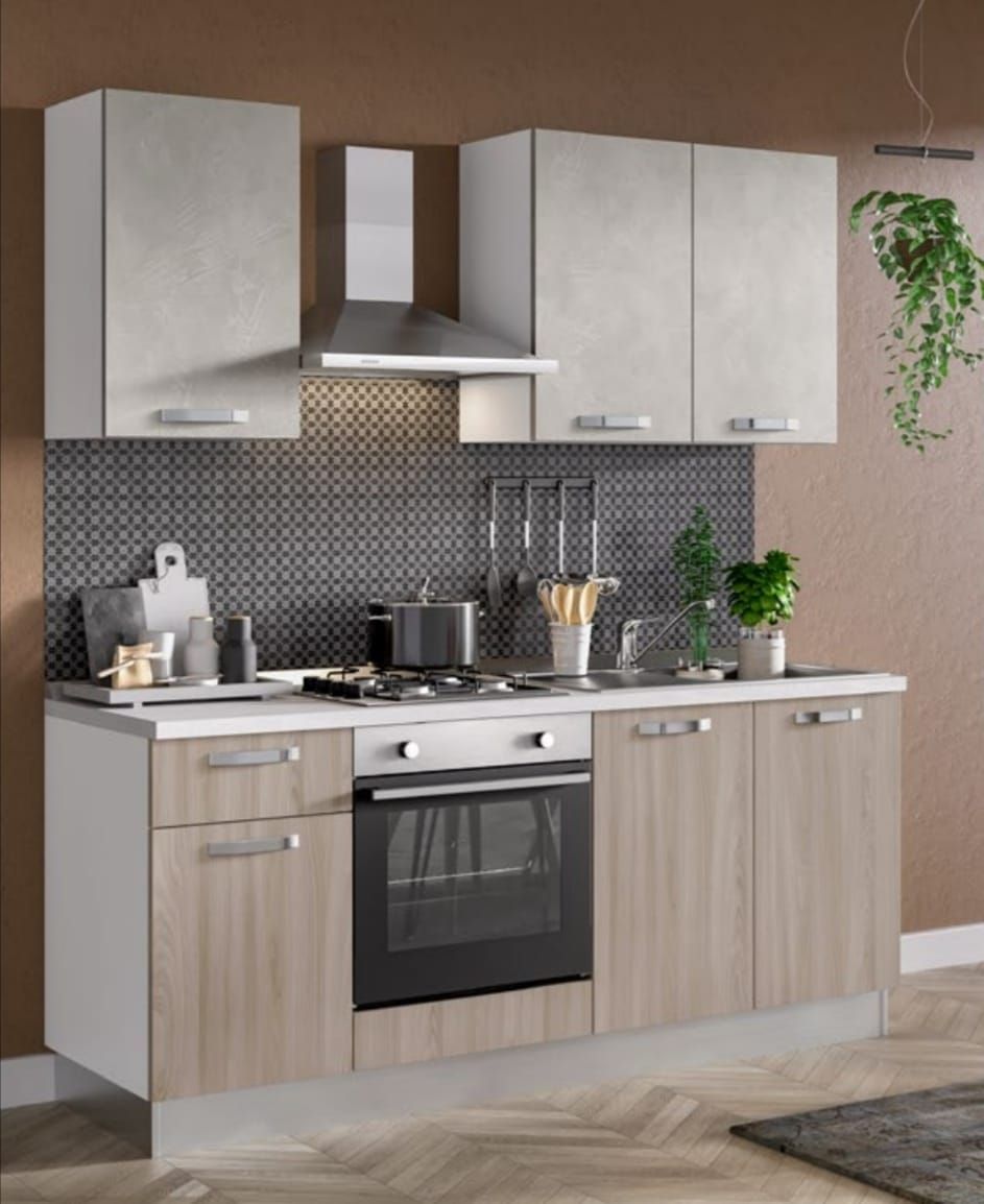 Una cucina con mobili in legno e un forno nero