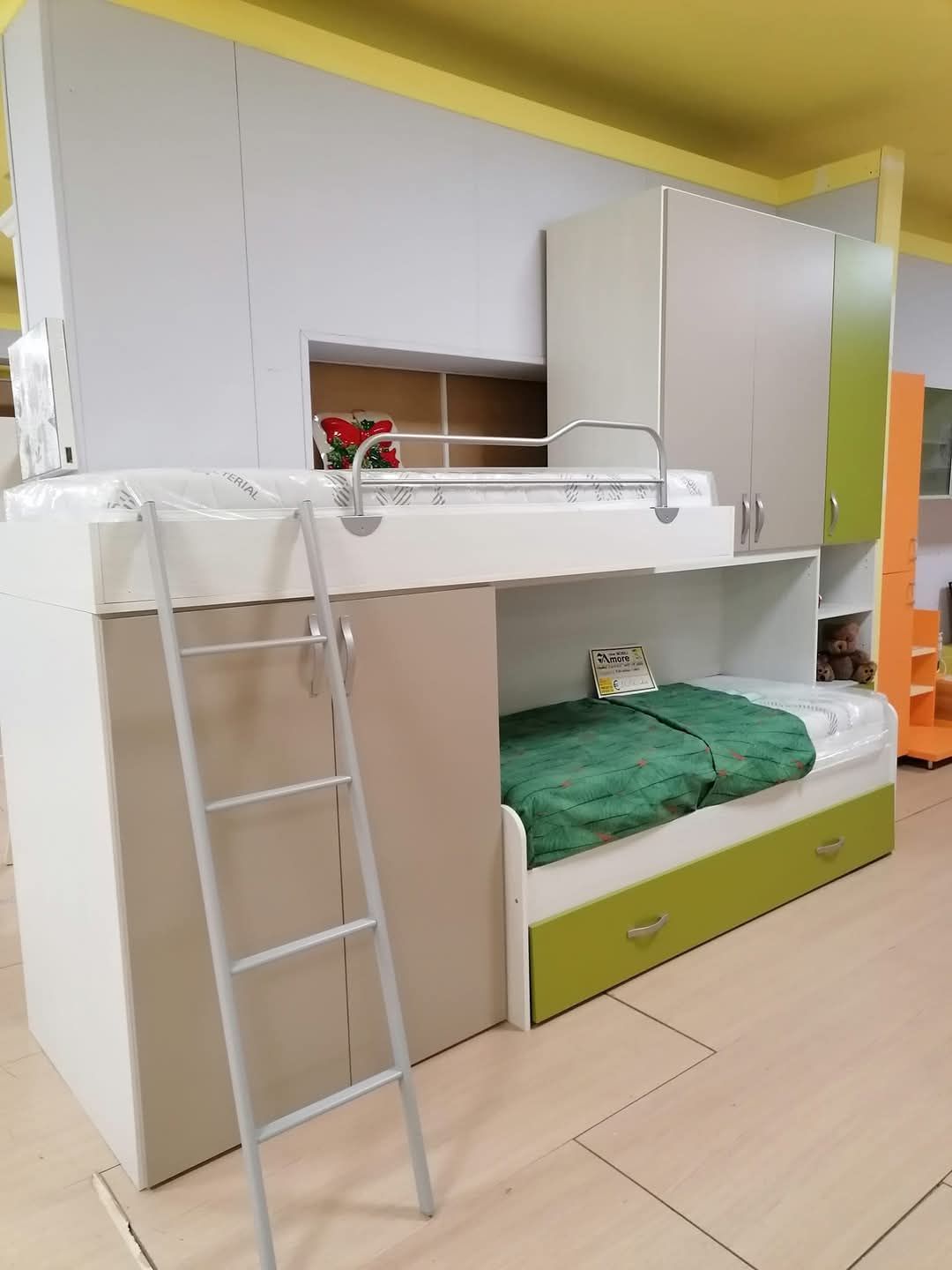 Un letto a castello con una scala attaccata