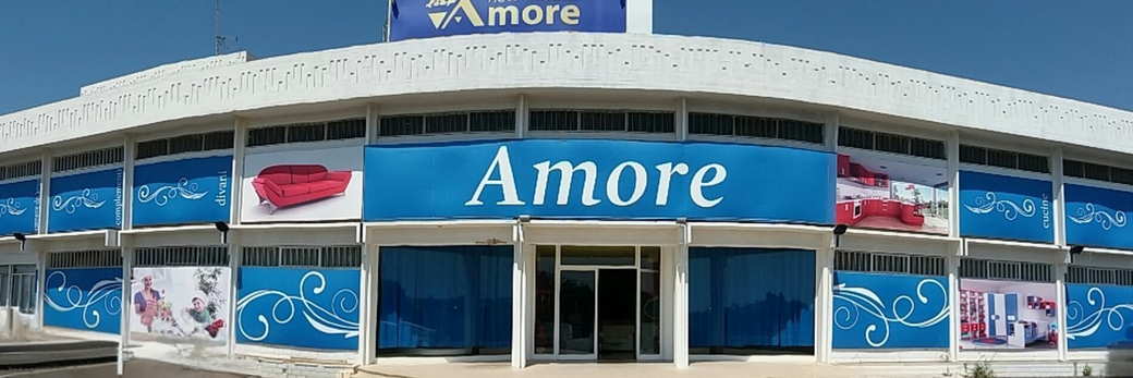 Un grande edificio con un cartello blu che dice amore