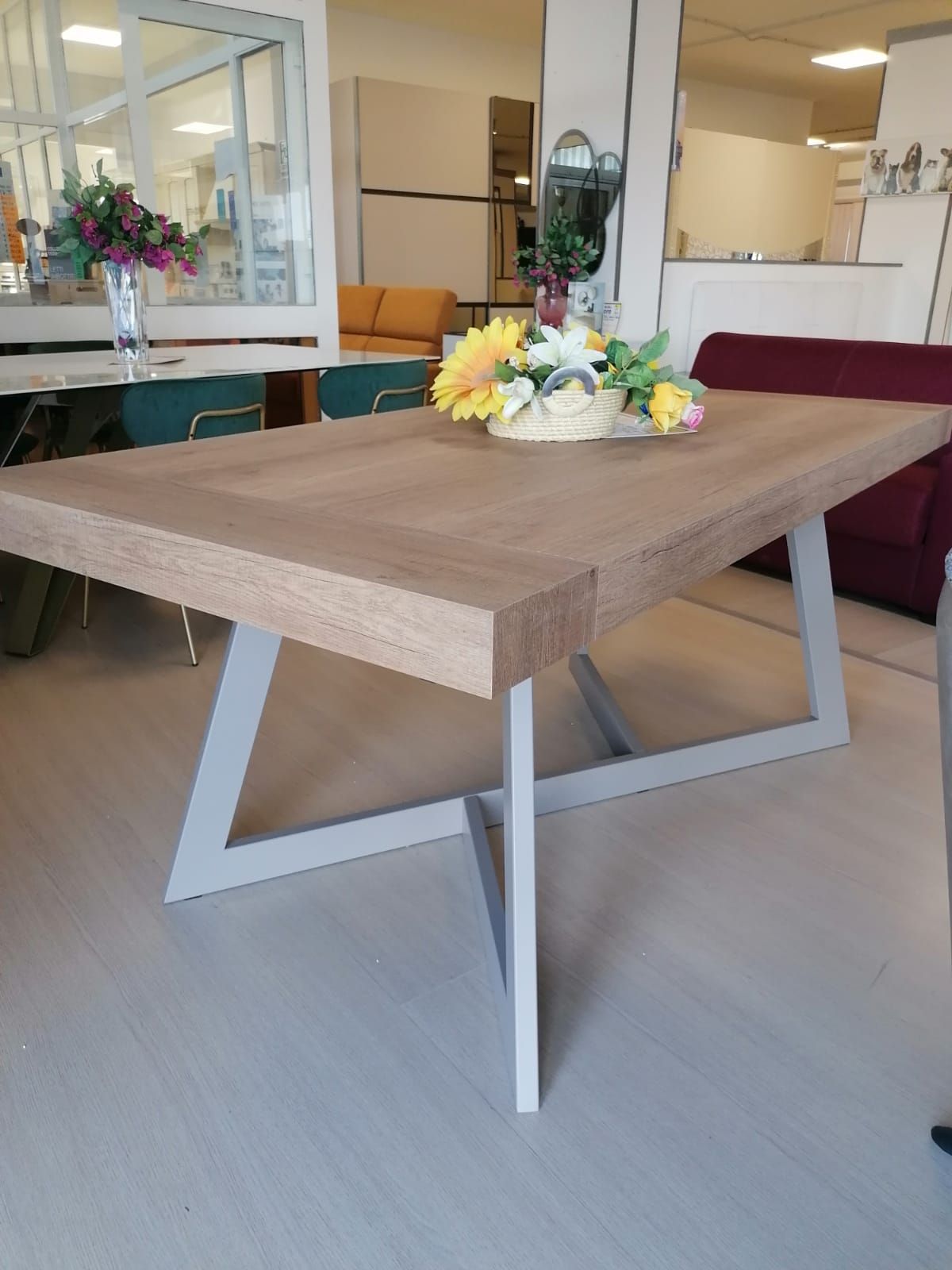 Un tavolo di legno con un vaso di fiori sopra