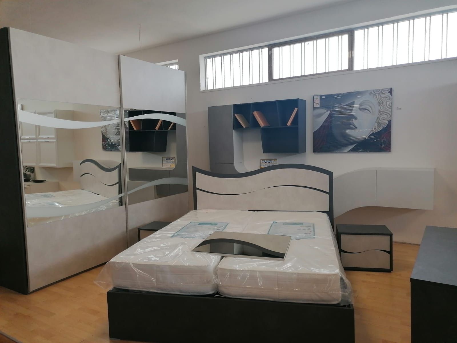 Una camera da letto con un letto e un quadro sul muro