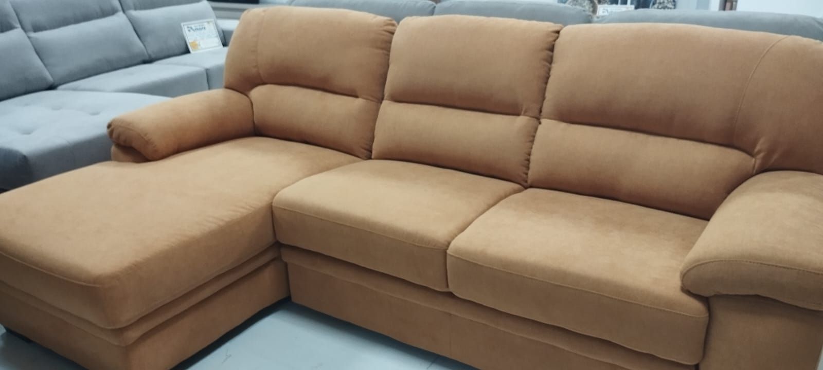 Un divano componibile marrone con una chaise longue in un soggiorno.