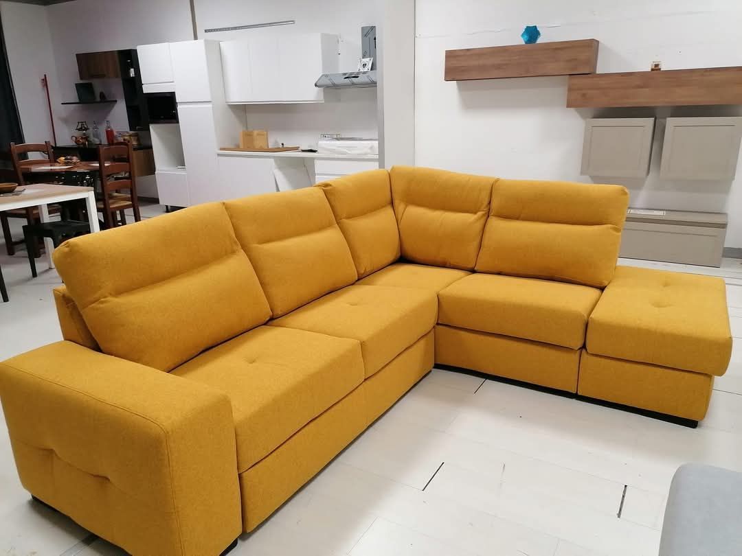 Un divano componibile giallo è posizionato in un soggiorno