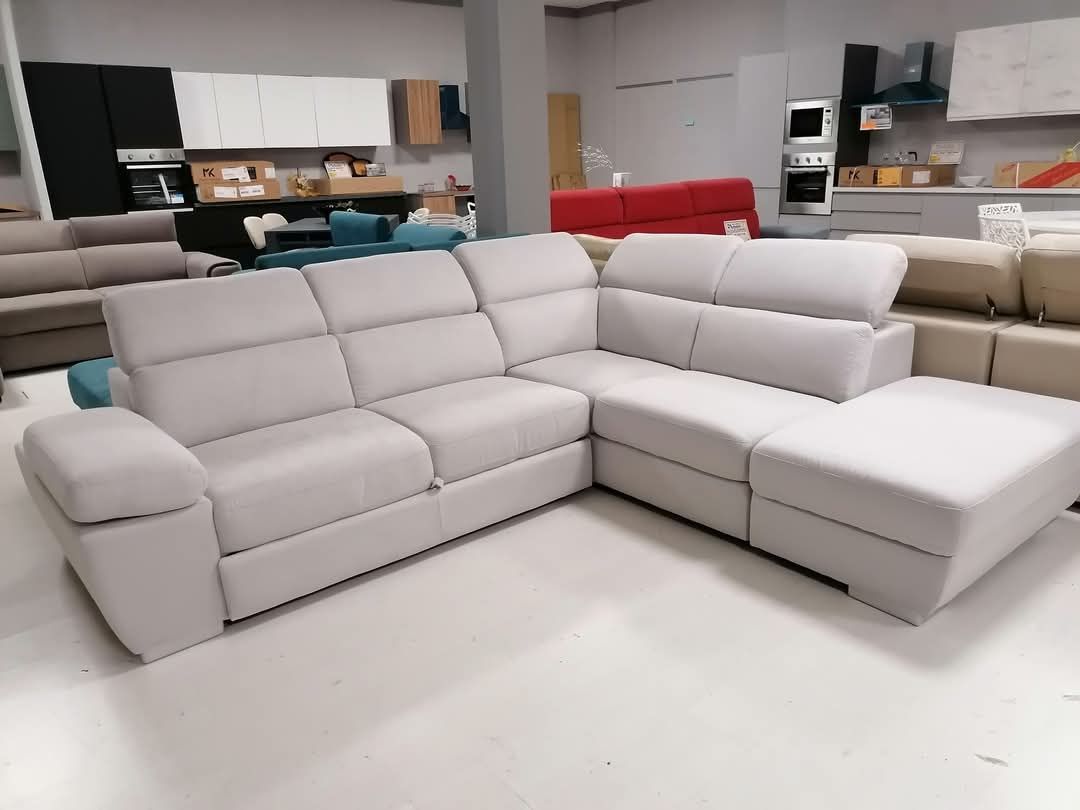 Un divano componibile bianco è posizionato in un soggiorno