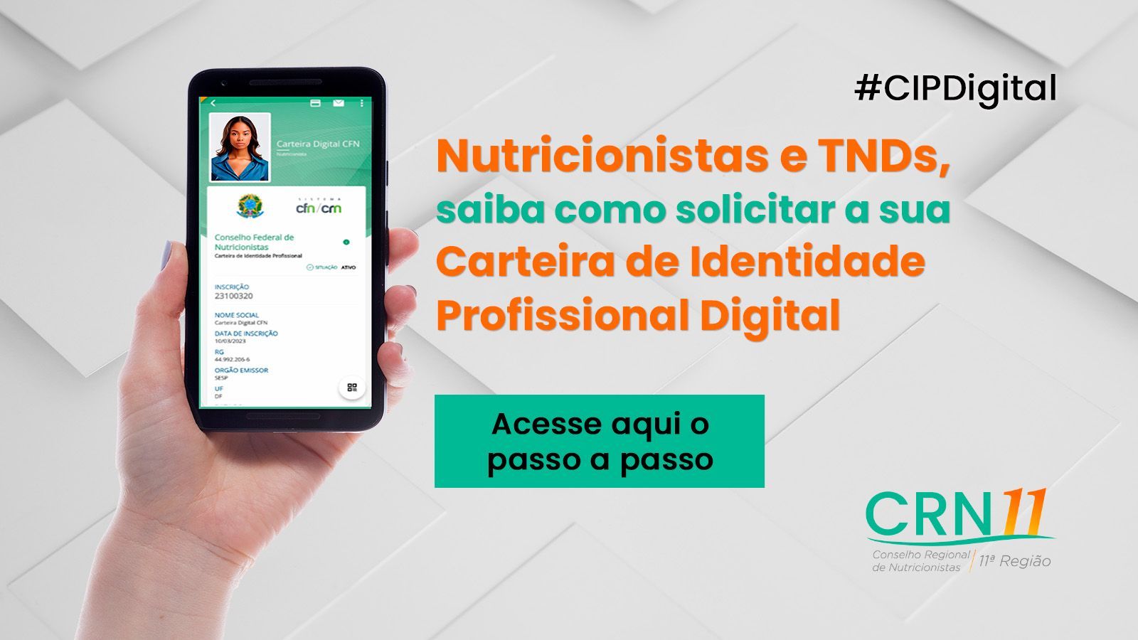 Uma pessoa está segurando um celular na mão