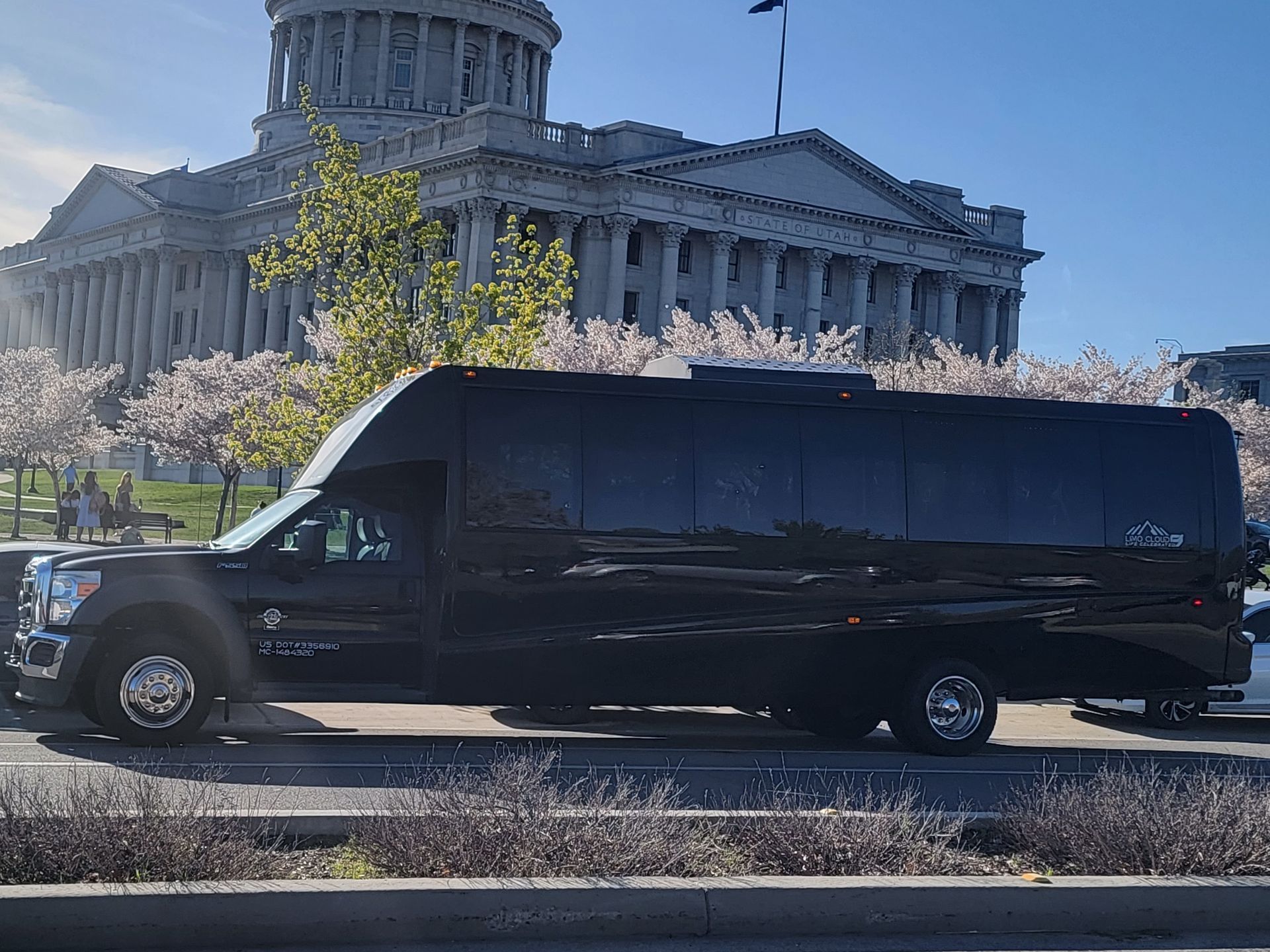 WHITE TUXEDO LIMO BUS - F-550
