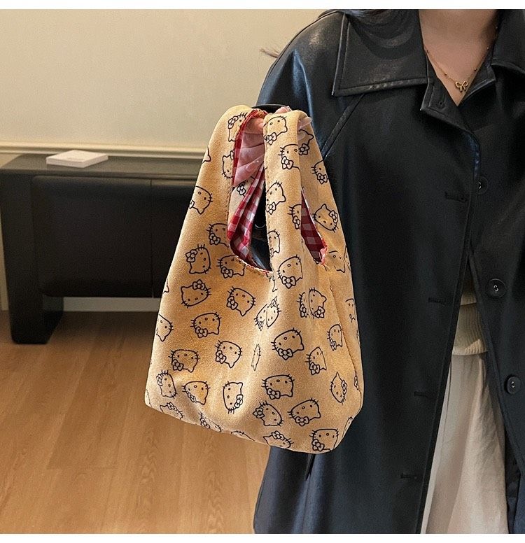 仿麂皮 Hello Kitty 三角手提包