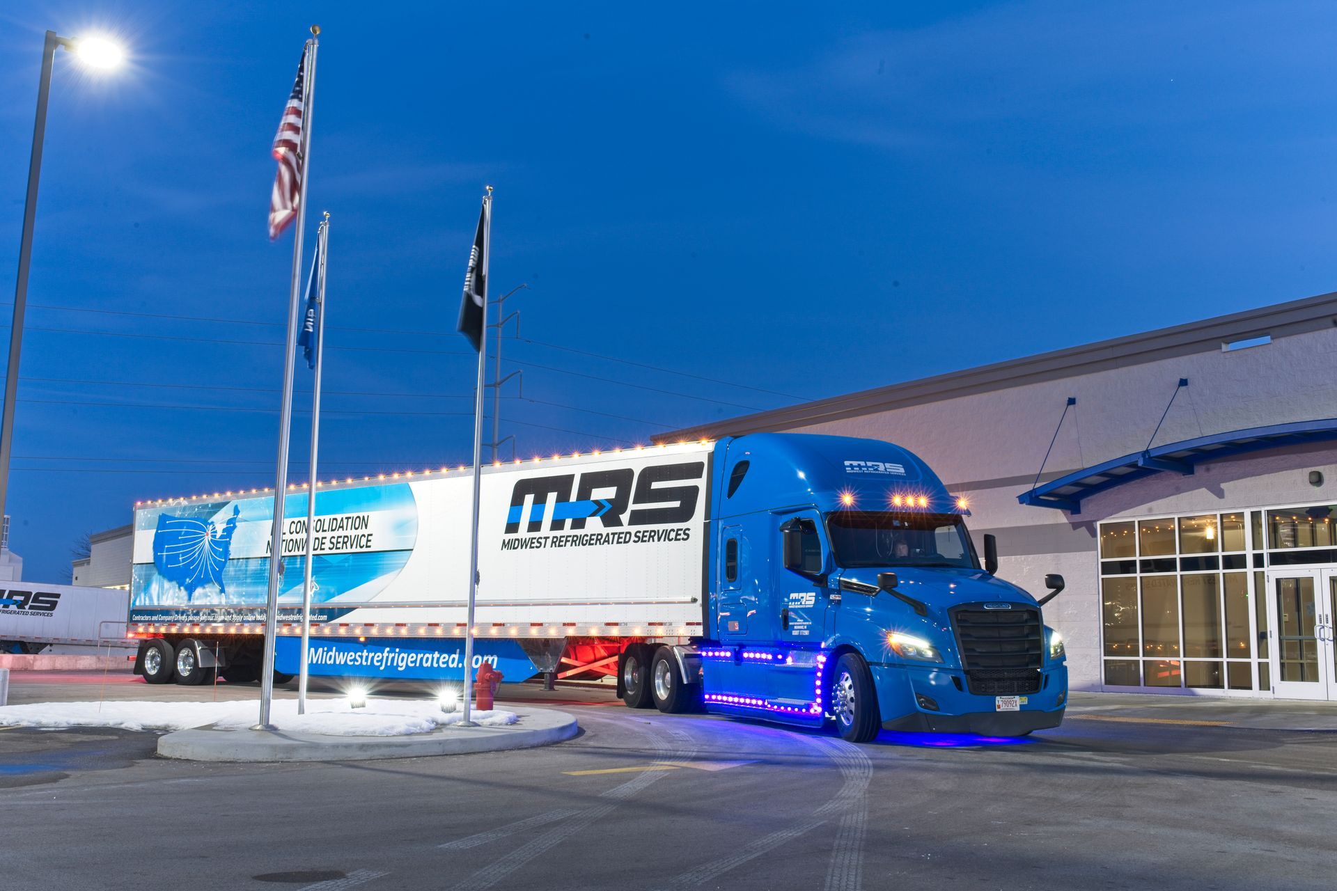 A blue and white semi truck with the word mas on the side