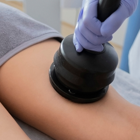 Eine Person bekommt eine Beinmassage.