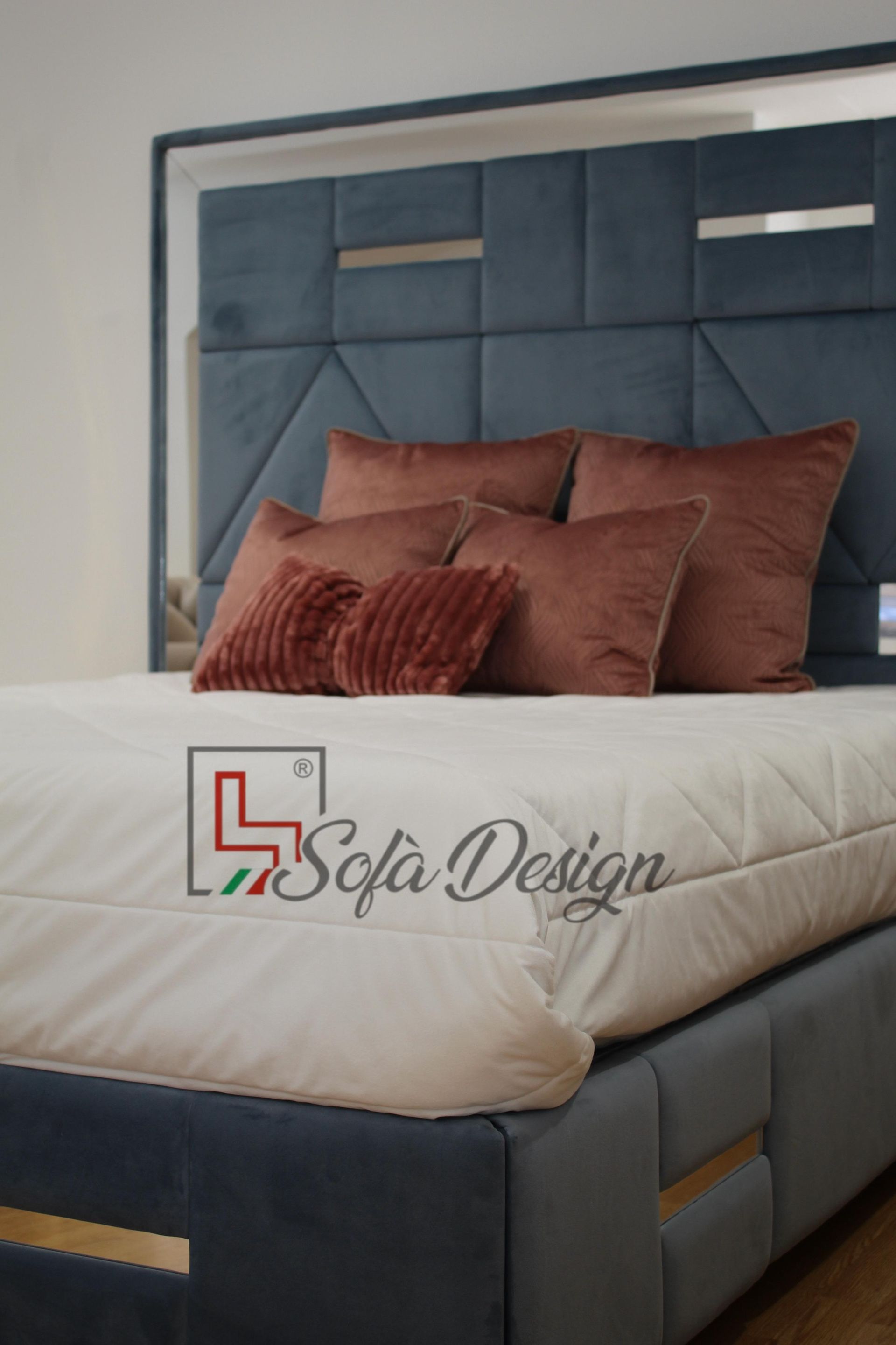 Letto imbottito blu con cuscini a forma di rosa; logo 