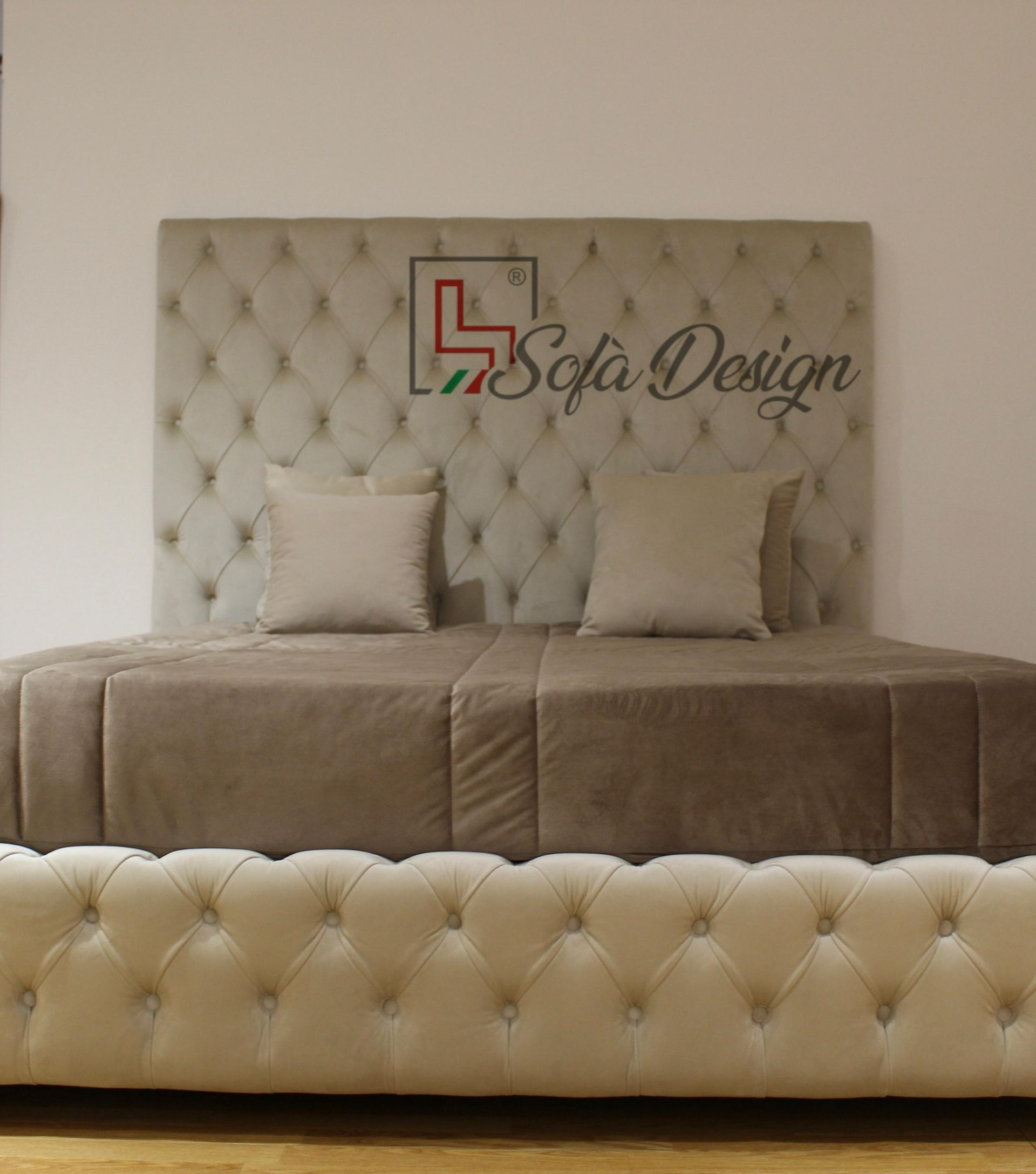 Testiera e giroletto trapuntati con piumone marrone e due cuscini, combinazione di colori neutri.