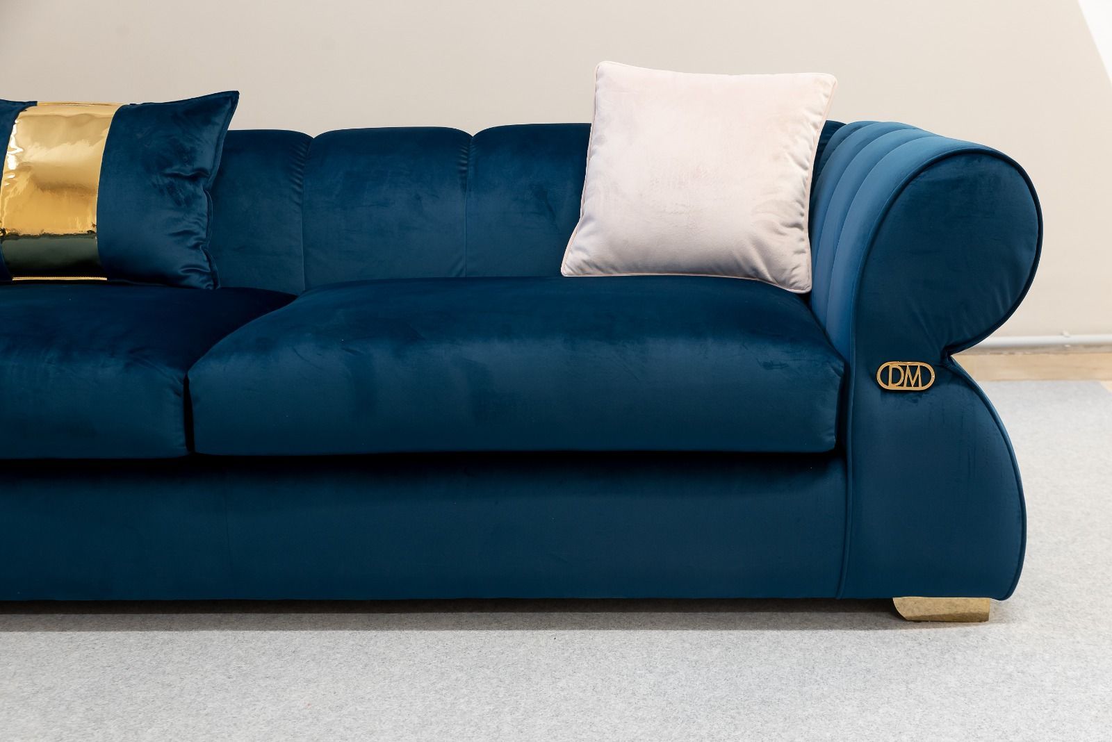 Soggiorno moderno con divano componibile grigio scuro, parete rivestita in legno.