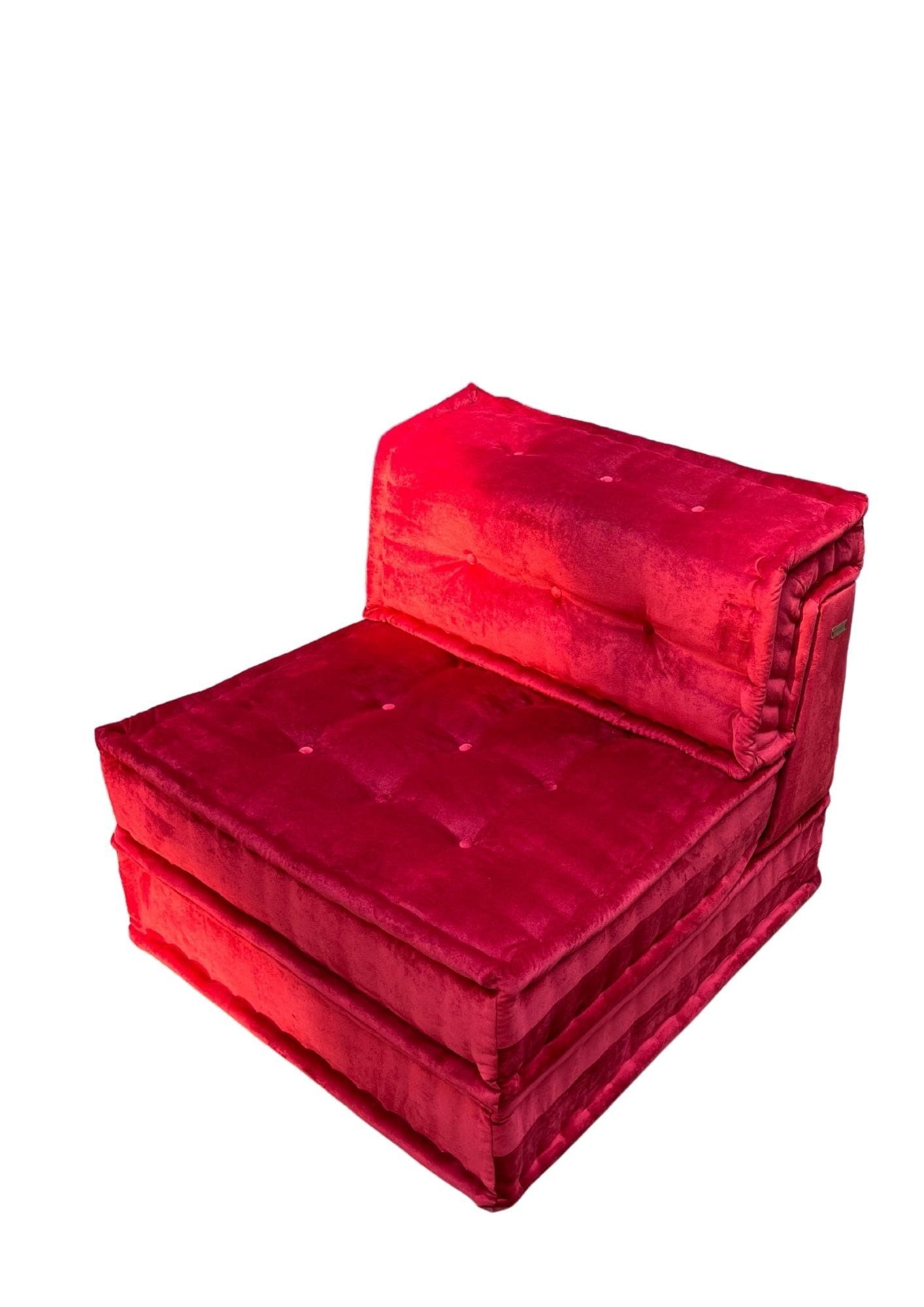 Sedia modulare in velluto rosso con dettagli a bottone.