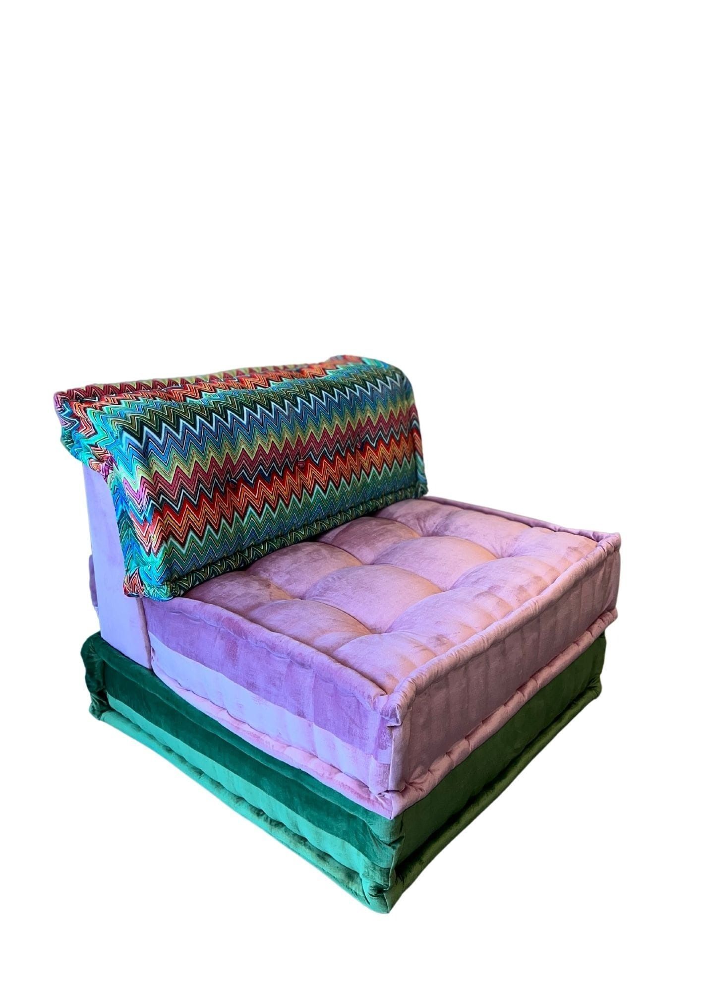 Sedia da pavimento patchwork multicolore con cuscini verdi, viola e fantasia.