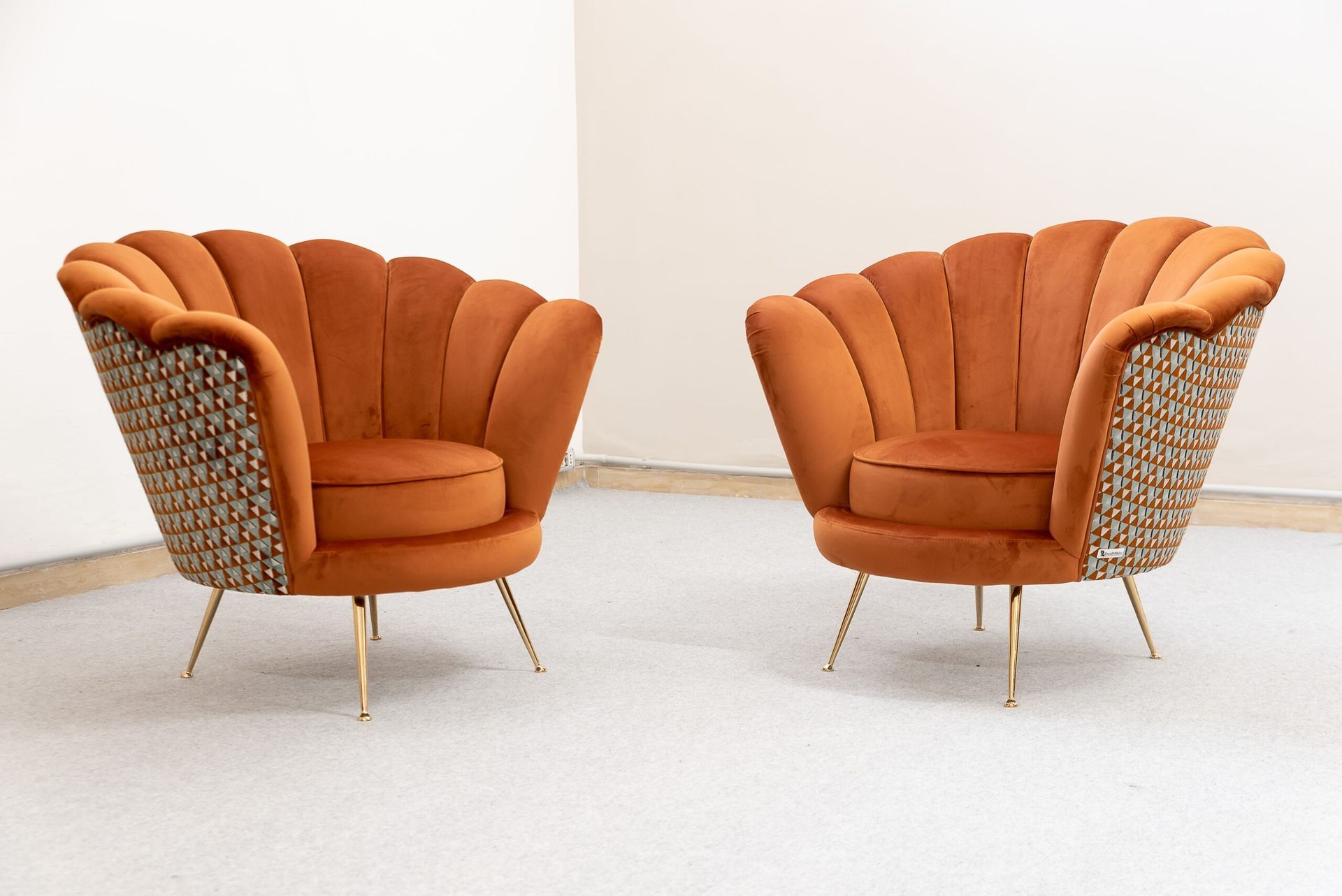 Casa bianca moderna con tetto spiovente e porta in legno, circondata da alberi e cielo nuvoloso.