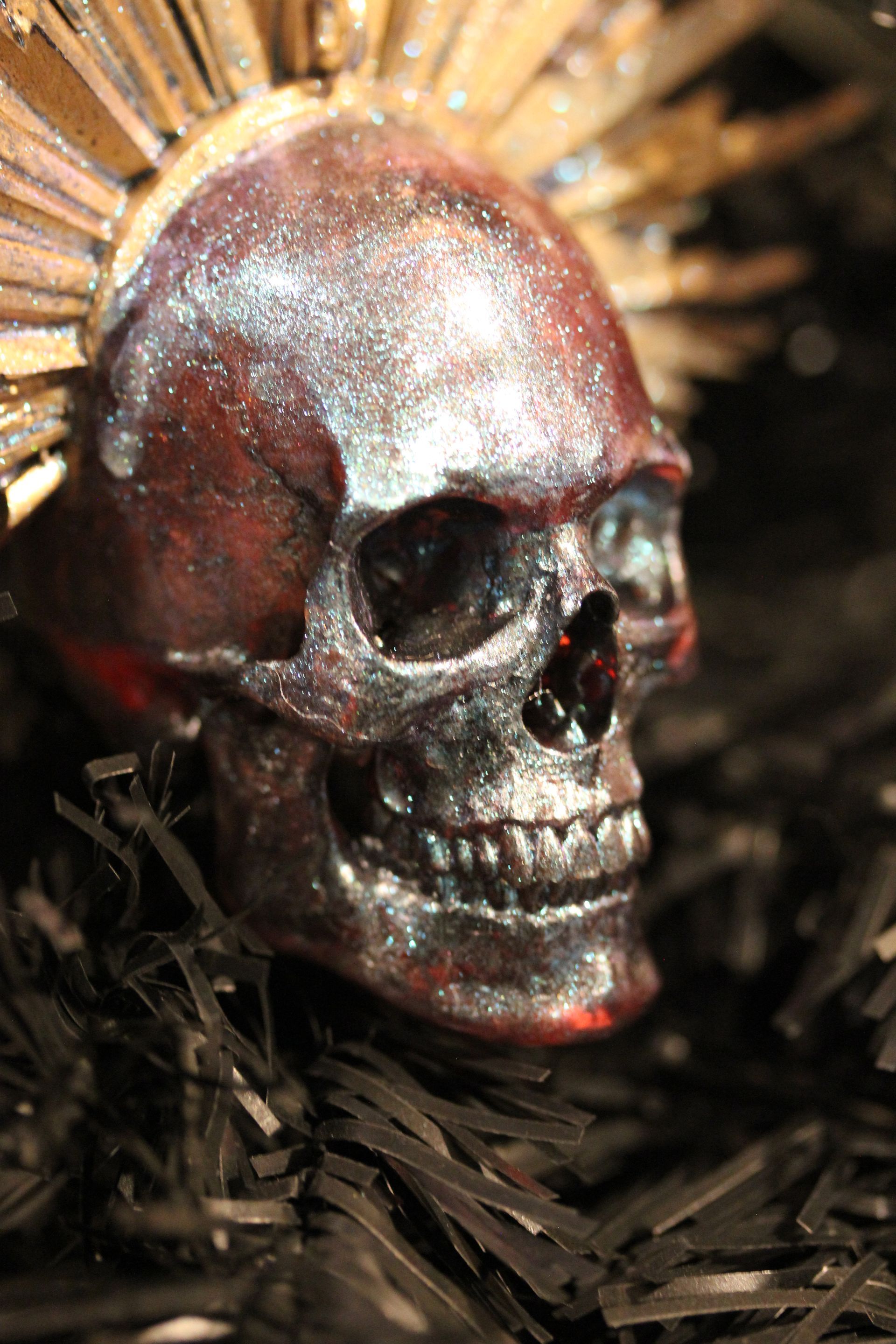 Skull With Rays: Skull w/ Transparent Red/ Gold Rays