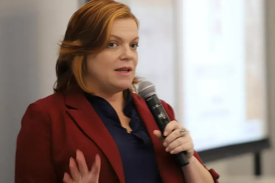 Leslie Ellis delivering transformational change keynote presentation to business audience