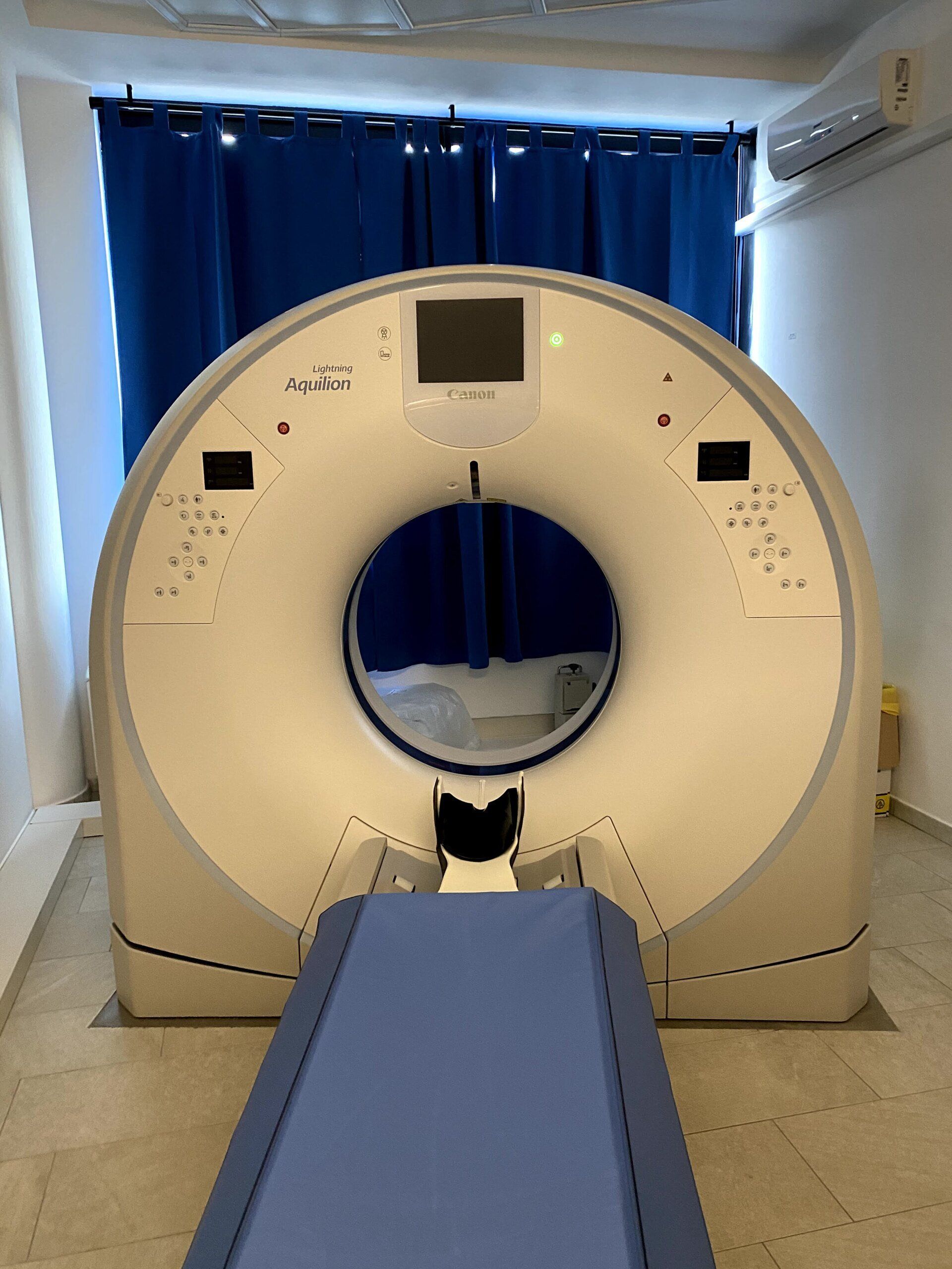 una donna in un lettino di ospedale e una infermiera col tablet