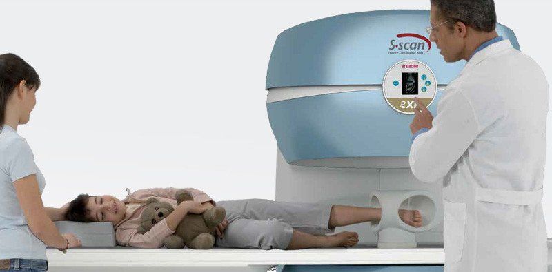 una infermiera che indica delle radiografie