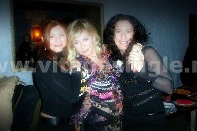 Tre donne single posano per una foto alla serata di Vitadasingle.net