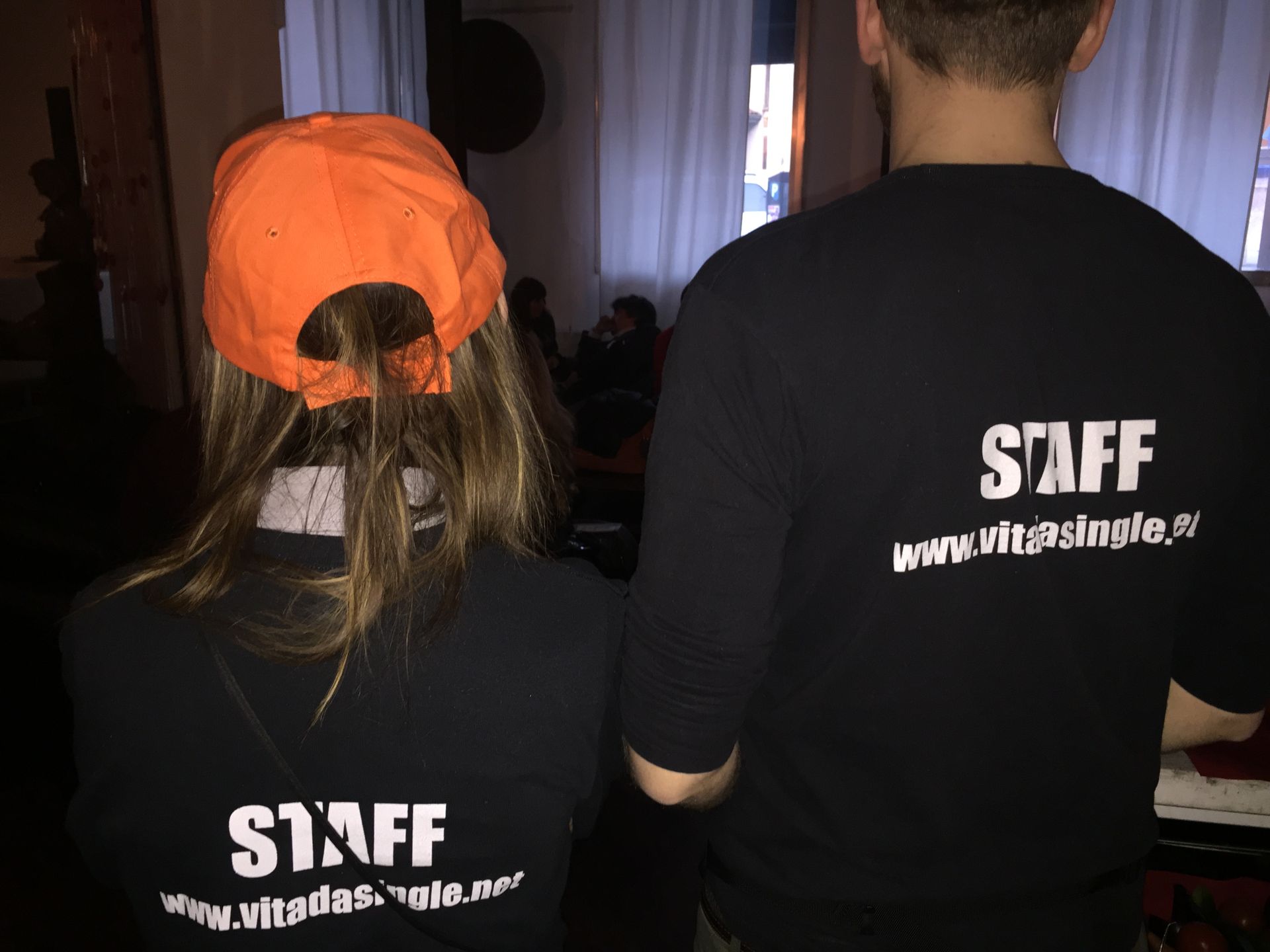 Un uomo e una donna che indossano magliette STAFF sono in piedi uno accanto all'altro