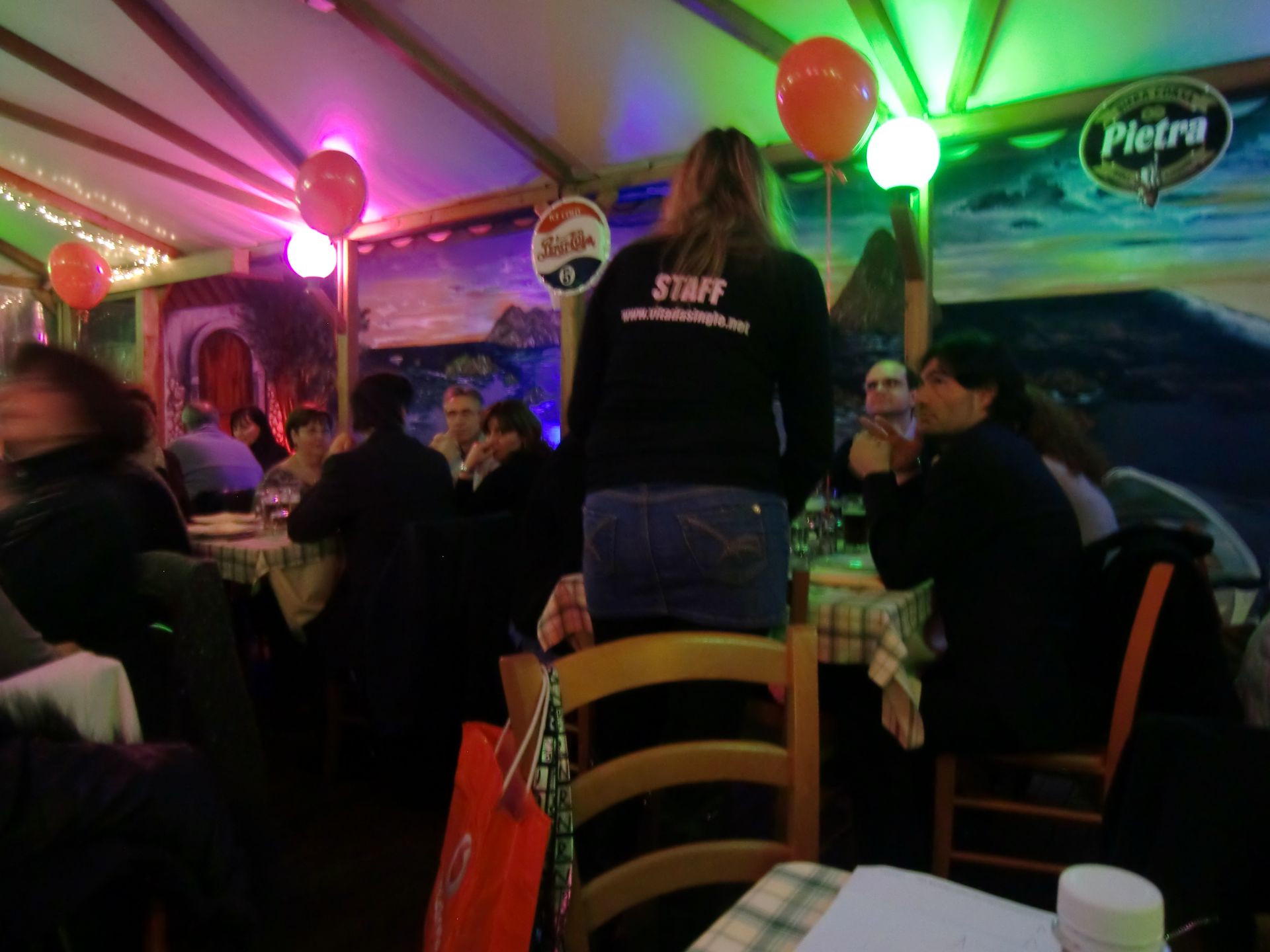 Una ragazza con camicia nera con la parola 