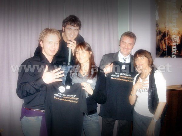 Quattro single in posa per una foto con l'anello dei single Singelringen regalato da Vitadasingle.net