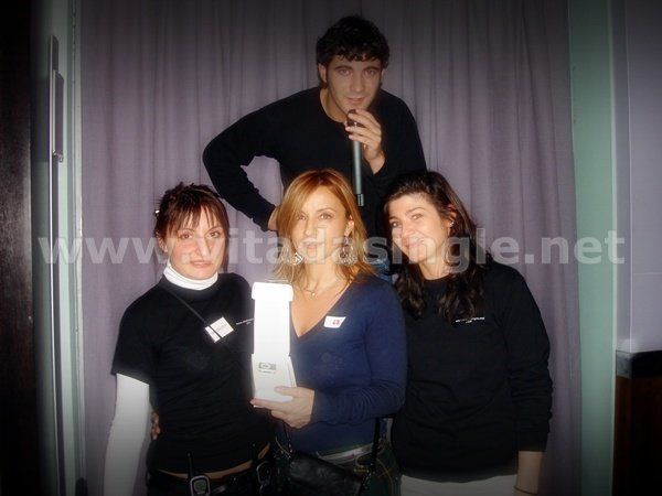 Un gruppo di persone in posa per una foto con l'anello dei single Singelringen regalato da Vitadasingle.net