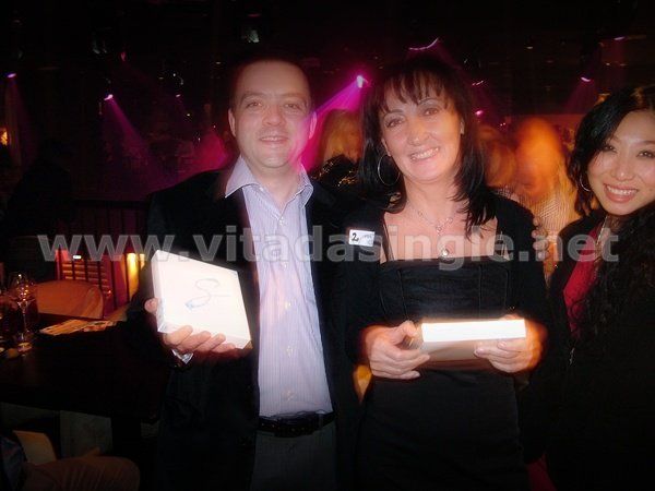 Un uomo e due donne con l'anello dei single Singelringen vinto a un evento Vitadasingle.net