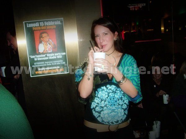 Una single alla Festa dei single di Vitadasingle.net con ospite DJ Giuseppe di Radio 105