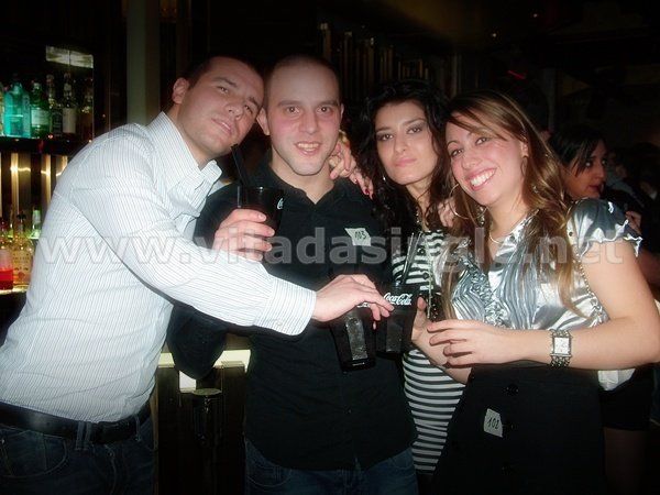 Un gruppo di single posano per una foto con Vitadasingle.net