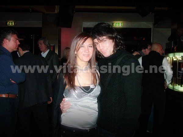 Un uomo e una donna posano per una foto durante l'evento Vitadasingle.net all'Old Fashion di Milano