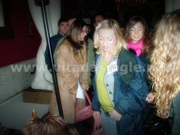 Un gruppo di persone alla Festa dei single di Milano di Vitadasingle.net