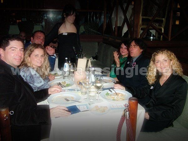 Un gruppo di single seduto a un tavolo durante la cena degli sconosciuti Vitadasingle.net