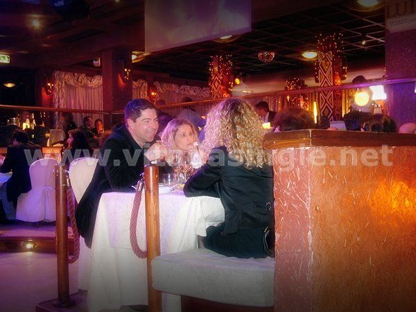 Un uomo e una donna seduti al tavolo del Twiga Forte dei Marmi durante una cena Vitadasingle.net