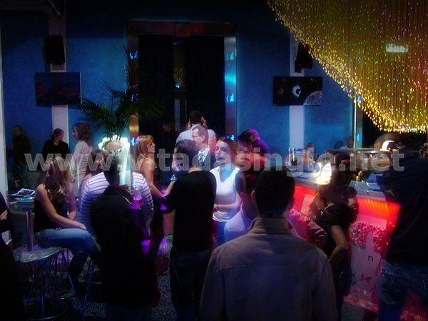 Un gruppo di persone balla nella discoteca Atlantique Milano alla serata Vitadasingle.net
