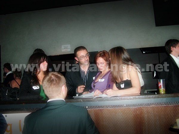 Un gruppo di persone allo speed dating di Vitadasingle.net