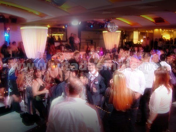 Un gruppo di persone balla in discoteca alla serata Vitadasingle.net