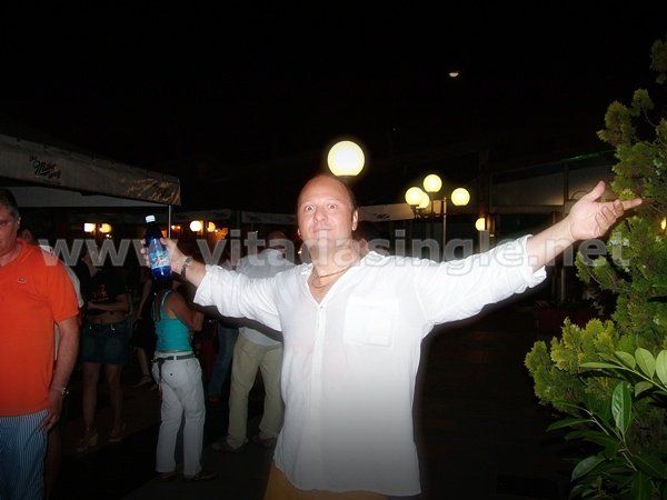 Un uomo con camicia bianca alla festa Vitadasingle.net