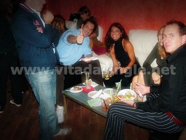 Un gruppo di persone attorno a un tavolo con in basso il sito www.vitadasingle.net