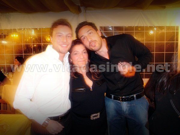 Tre persone in posa per una foto con il sito www.vitadasingle.net