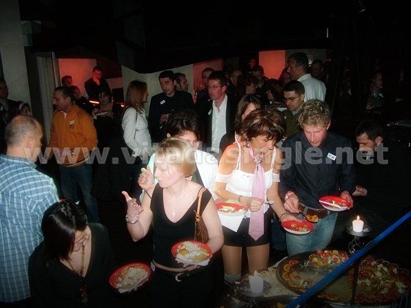 Una folla di persone è radunata in discoteca dove è visibile il logo del sito www.vitadasingle.net