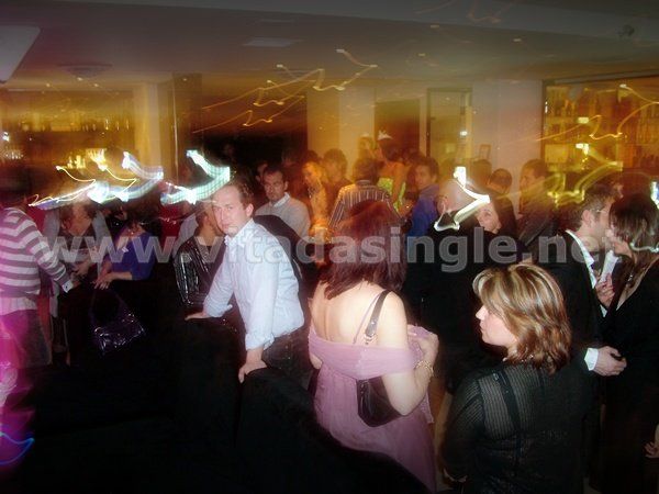 Un gruppo di persone sta ballando a una festa e il sito web è www.vitadasingle.net