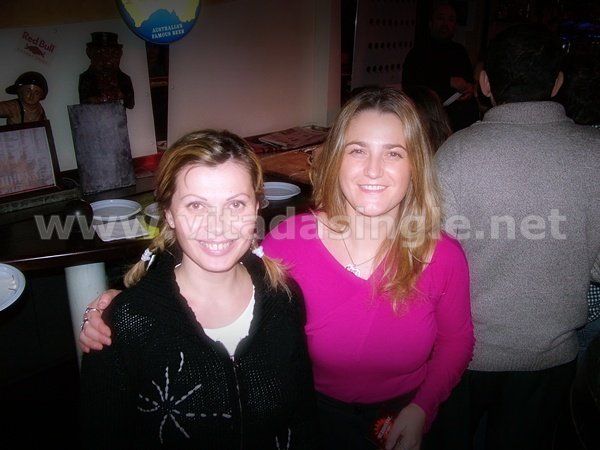 Due donne posano per una foto con il sito www.vitadasingle.net