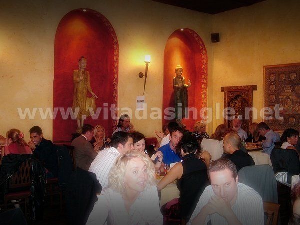 Un gruppo di persone è seduto in un ristorante con il sito Vitadasingle.net