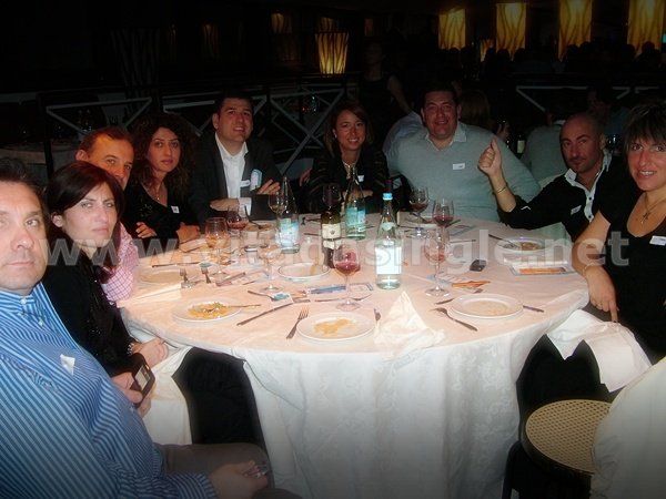 Un gruppo di single è seduto attorno ad un tavolo per una cena DinnerDate di Vitadasingle.net