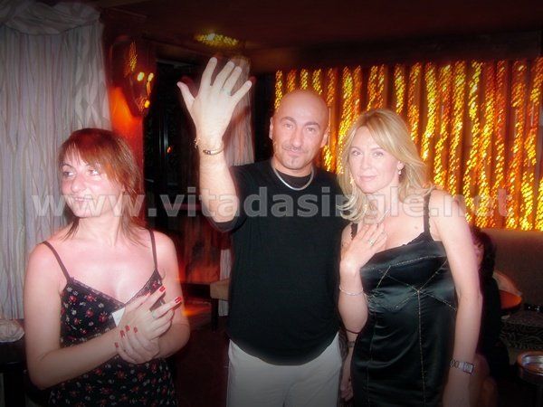 Un uomo e due donne posano per una foto con l'anello dei single Singelringen vinto a un evento Vitadasingle.net