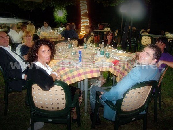 Un gruppo di persone durante una cena dei single di Vitadasingle.net