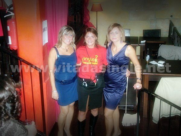 Due donne single con lo staff Vitadasingle.net